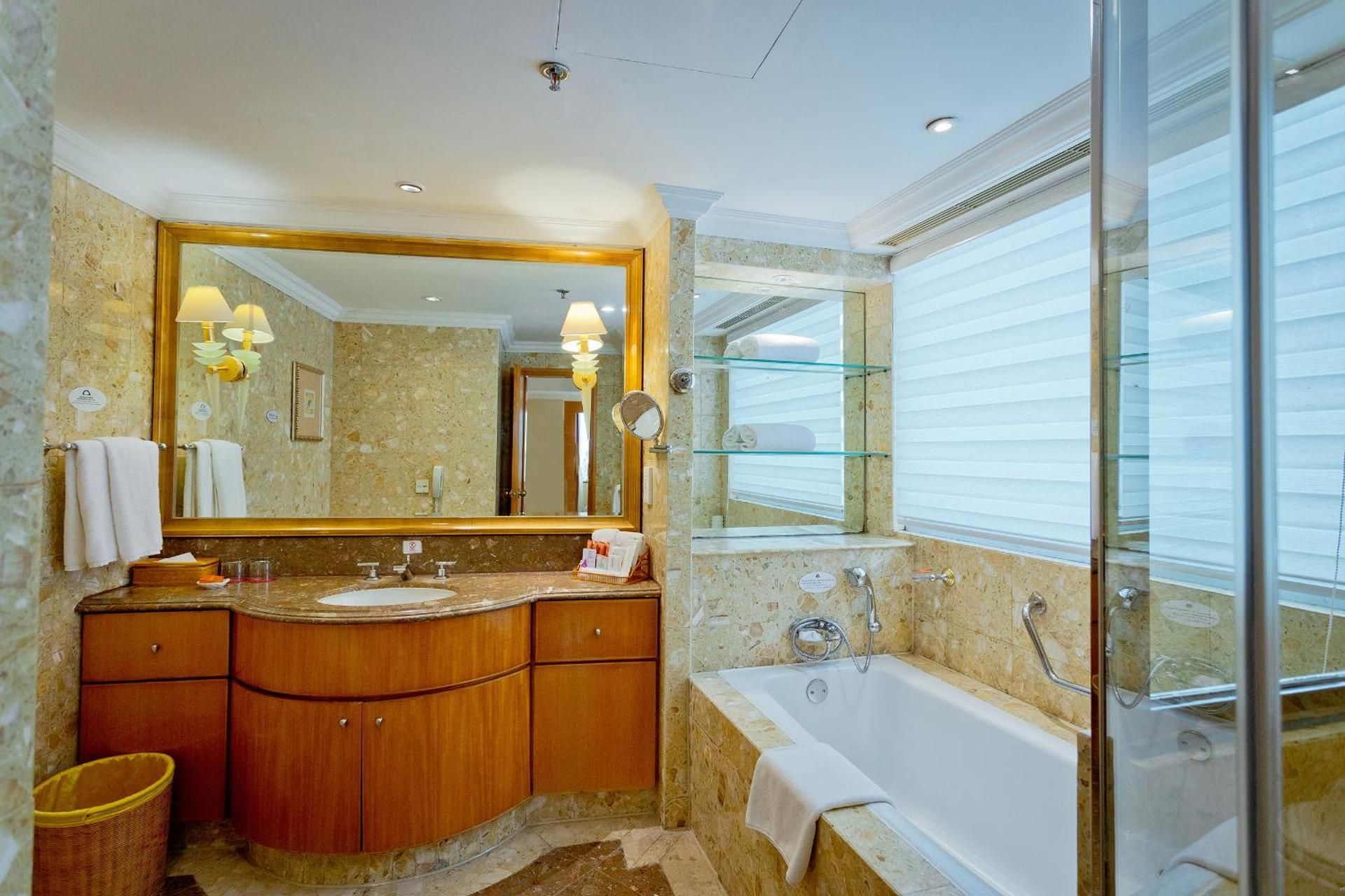 Crowne Plaza Sea View Suite