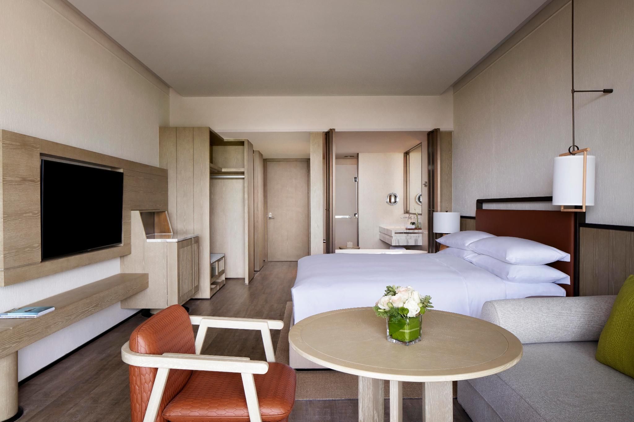 deluxe ocean view room, guest room, 1 king, ocean view, balcony