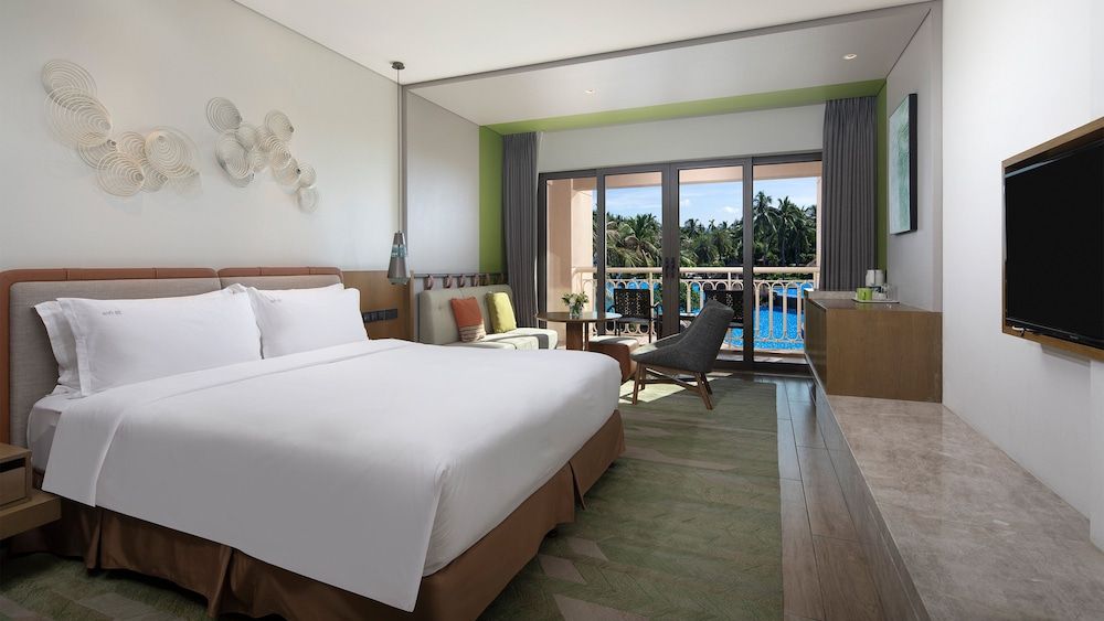 Premium Room, 1 King Bed, Pool View