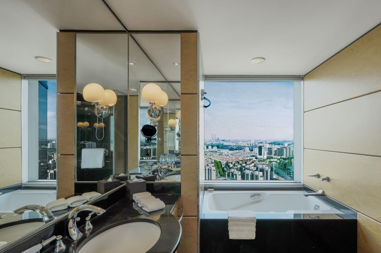 DoubleTree by Hilton Hotel Shanghai - Pudong 1 King Bed Guestroom 3