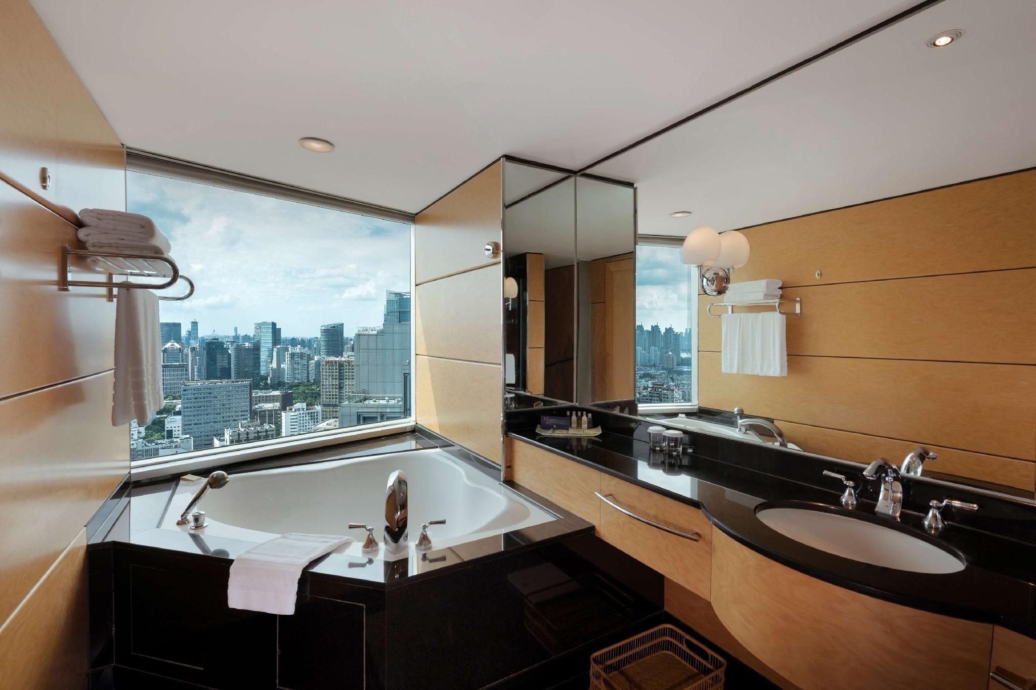 2 TWIN BED DELUXE CITY VIEW ROOM