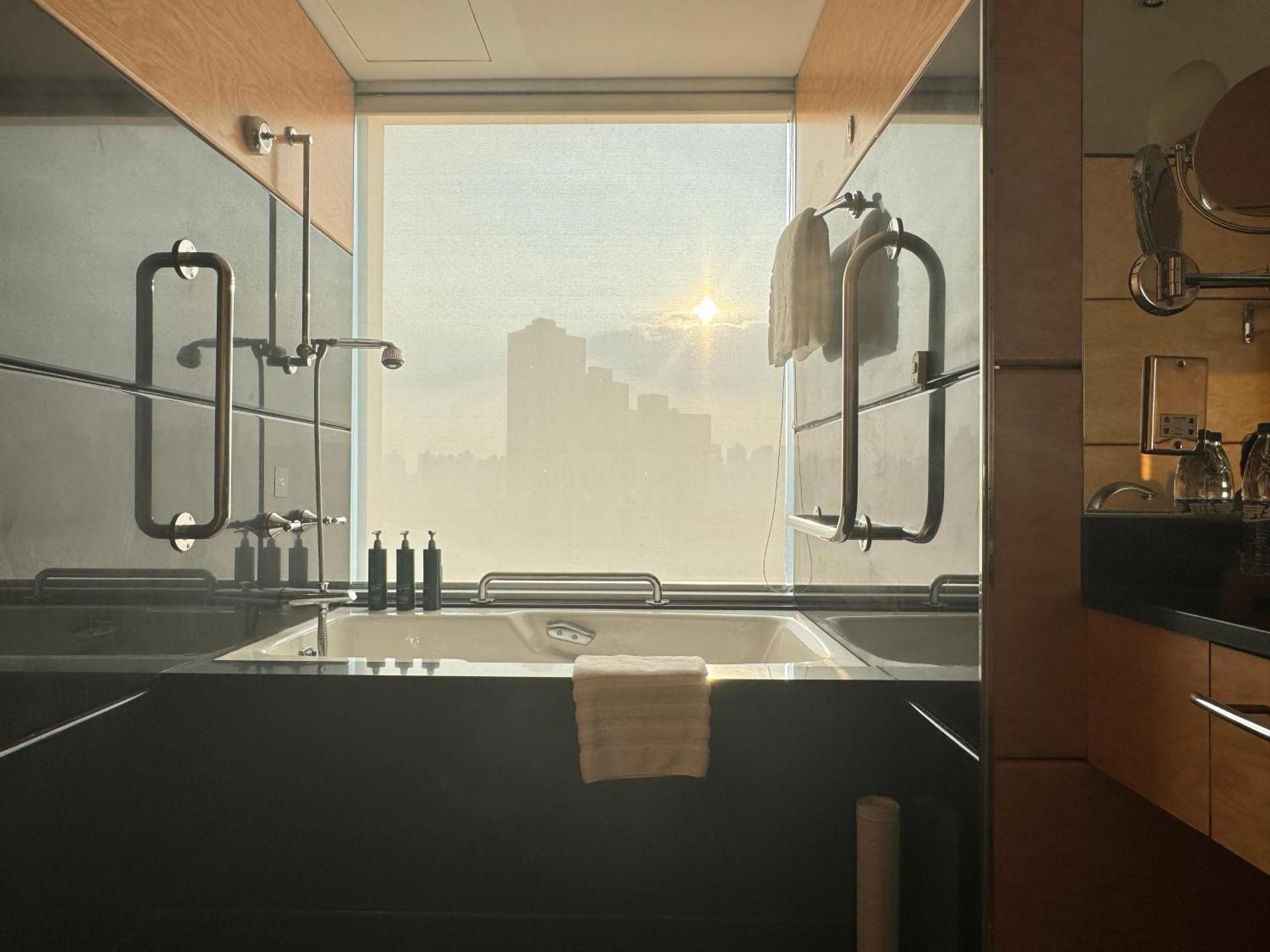 1 KING BED ACCESSIBLE GUESTROOM