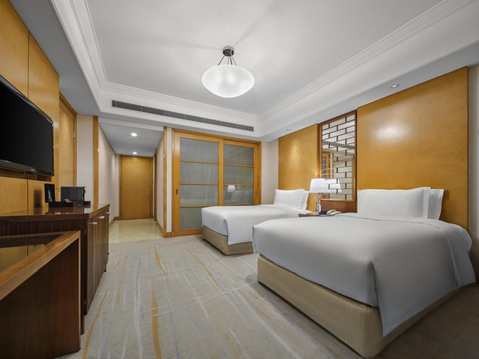 2 TWIN BEDS EXECUTIVE ROOM WITH LOUNGE ACCESS
