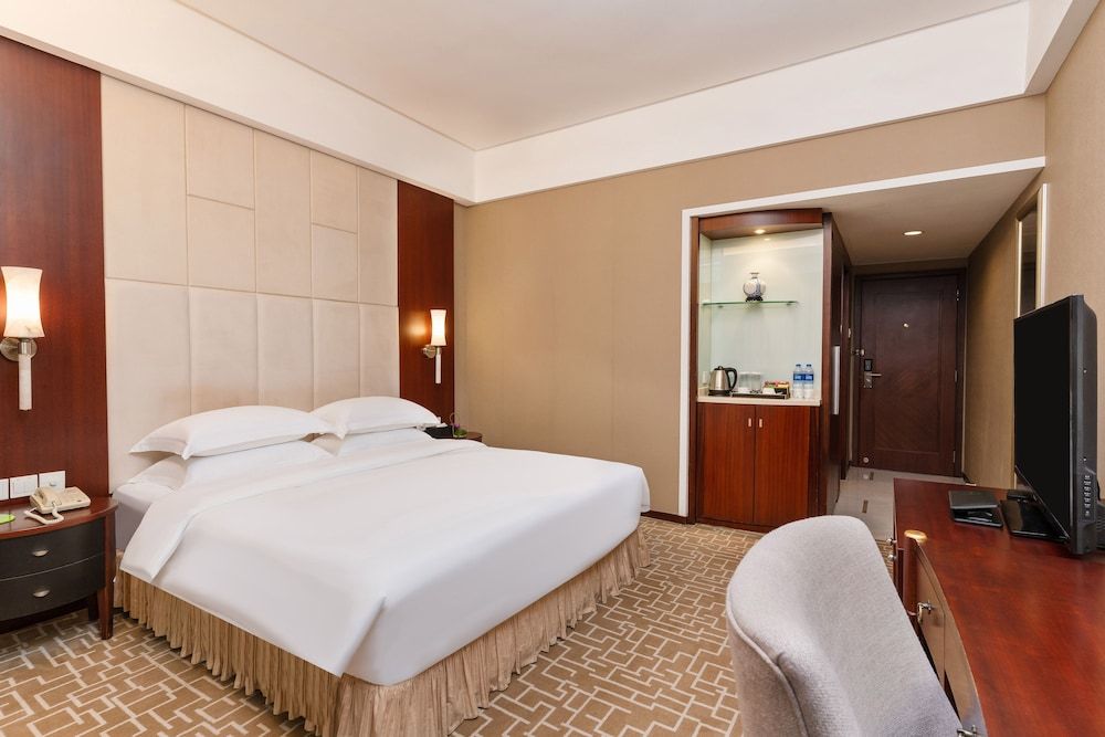 Century Plaza Hotel Executive Room 4