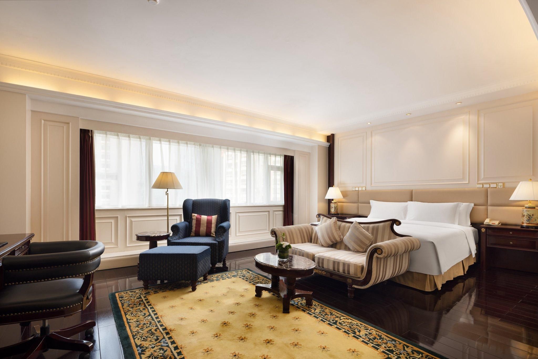 1 King Junior Suite Lounge Access