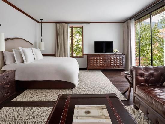 Four Seasons Executive Suite Fireplace King