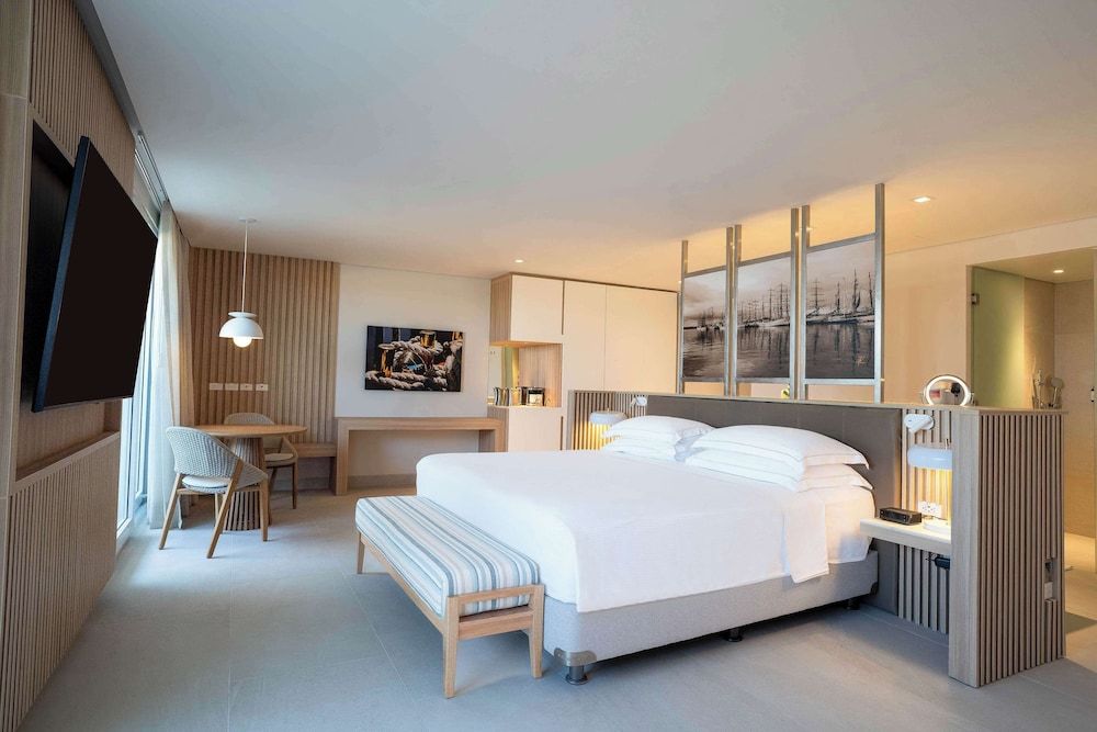 Suite, 1 King Bed, City View