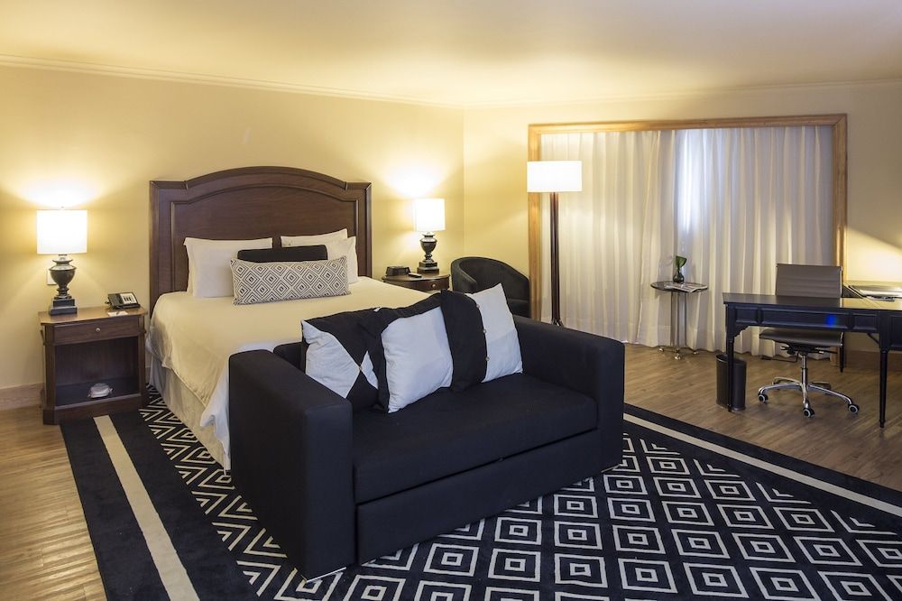 Junior Suite, 1 King Bed, Accessible