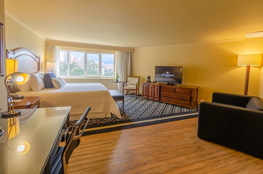 Junior Suite, 1 King Bed, Club Lounge Access