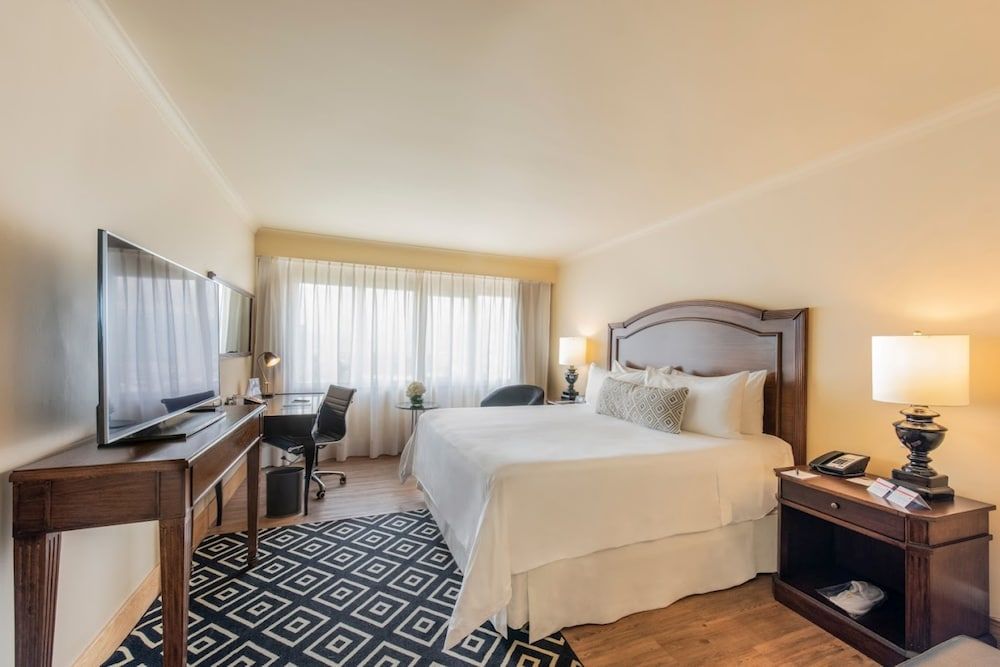 Classic Room, 1 King Bed, Club Lounge Access