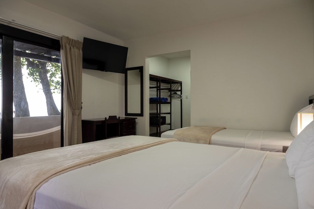 Fuego del Sol Beachfront Hotel Deluxe Ocean Front 1 Queen Bed + 1 Twin 3