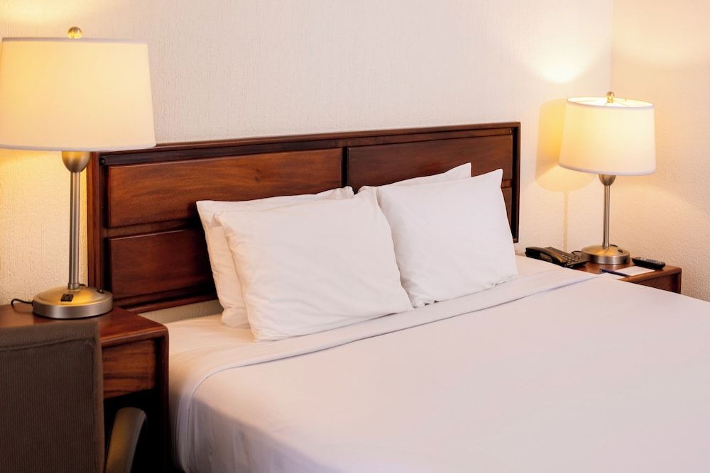 Irazu Hotel & Studios King Standard, Pool View with Balcony 2