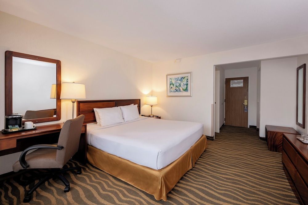 Irazu Hotel & Studios King Standard, Pool View with Balcony 3