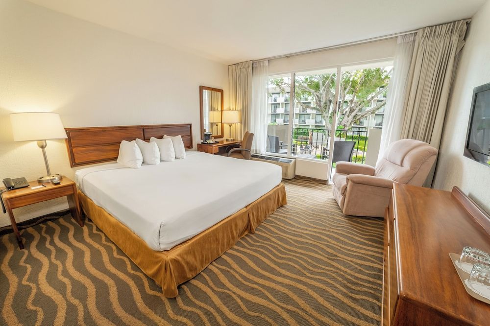 Irazu Hotel & Studios King Standard, Pool View with Balcony 4