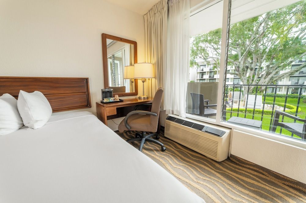 Irazu Hotel & Studios King Standard, Pool View with Balcony 5