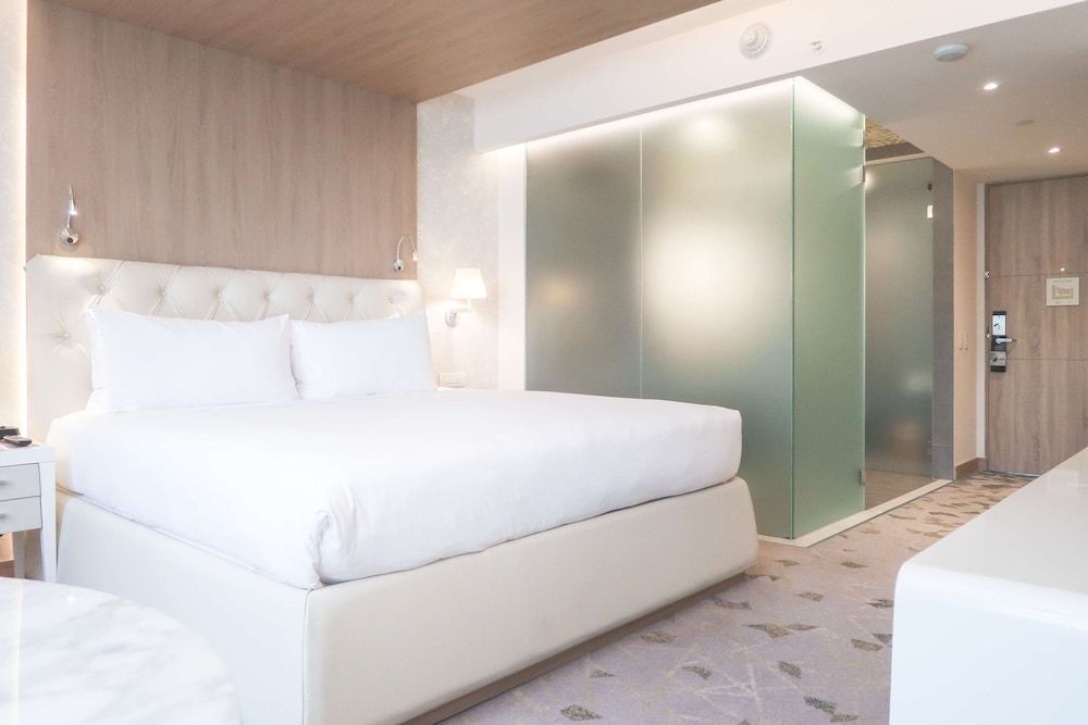Superior Room, 1 King Bed, Accessible (Mobility & Hearing, Roll-in Shower)