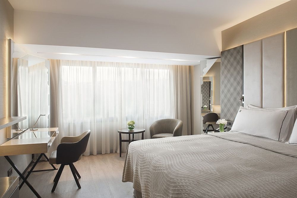 Four Seasons Hotel Superior Inland View room