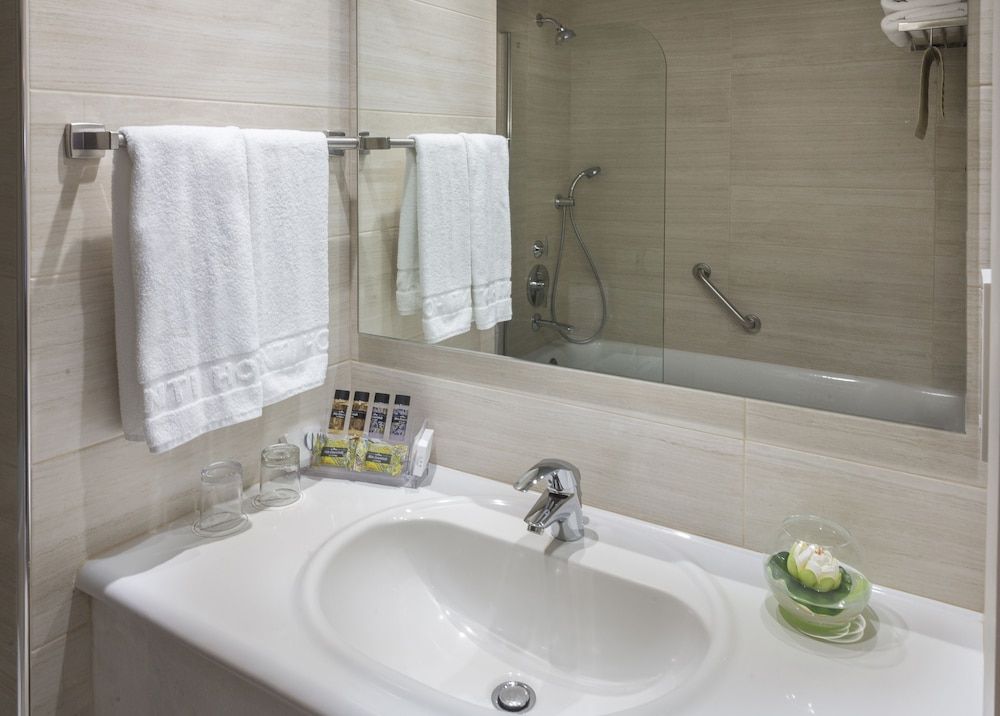 Avanti Hotel Standard Double Room Single Use, Pool View 7