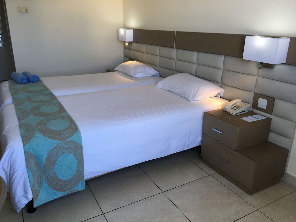 undefined Avanti Hotel