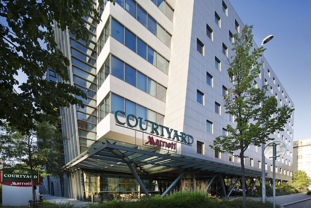 undefined Courtyard by Marriott Prague City 4