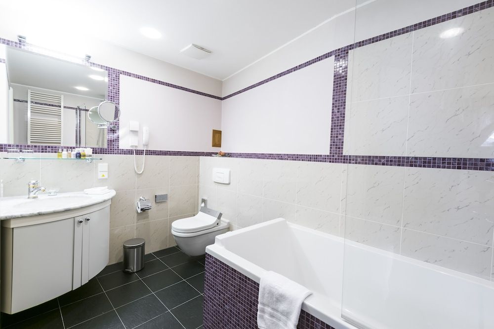 Golden Well Hotel Superior Double or Twin Room 9