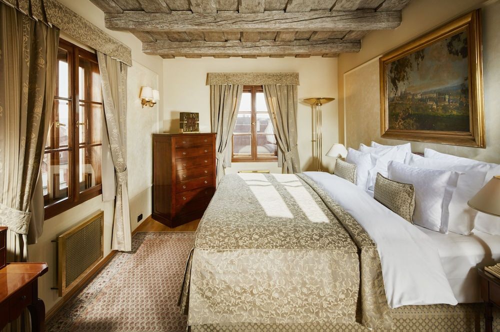 Golden Well Hotel