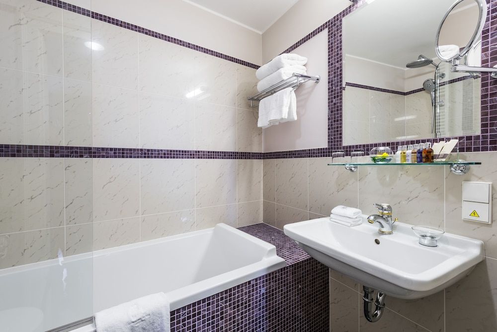 Golden Well Hotel Superior Double or Twin Room 11