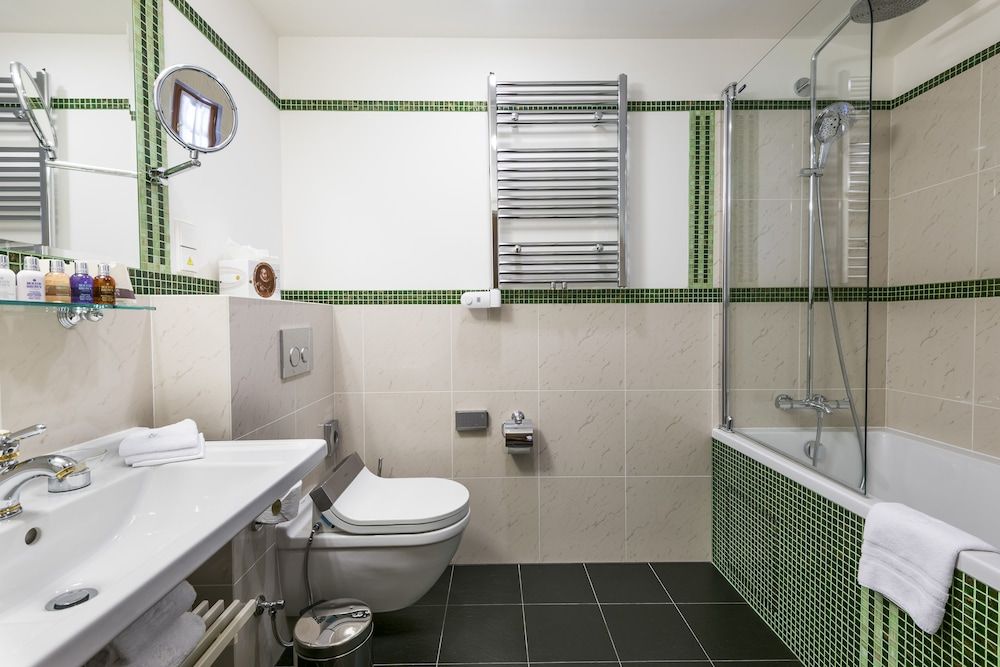 Golden Well Hotel Superior Double or Twin Room 12