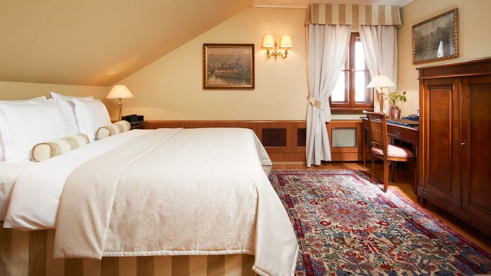 Golden Well Hotel Superior Double or Twin Room 6