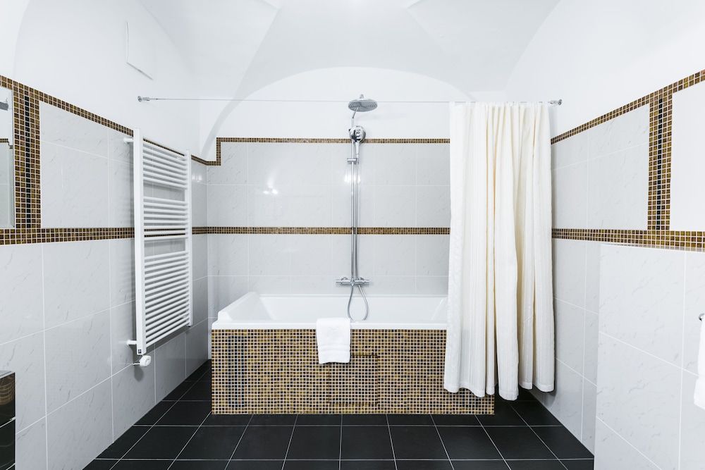 Golden Well Hotel Superior Double or Twin Room 10