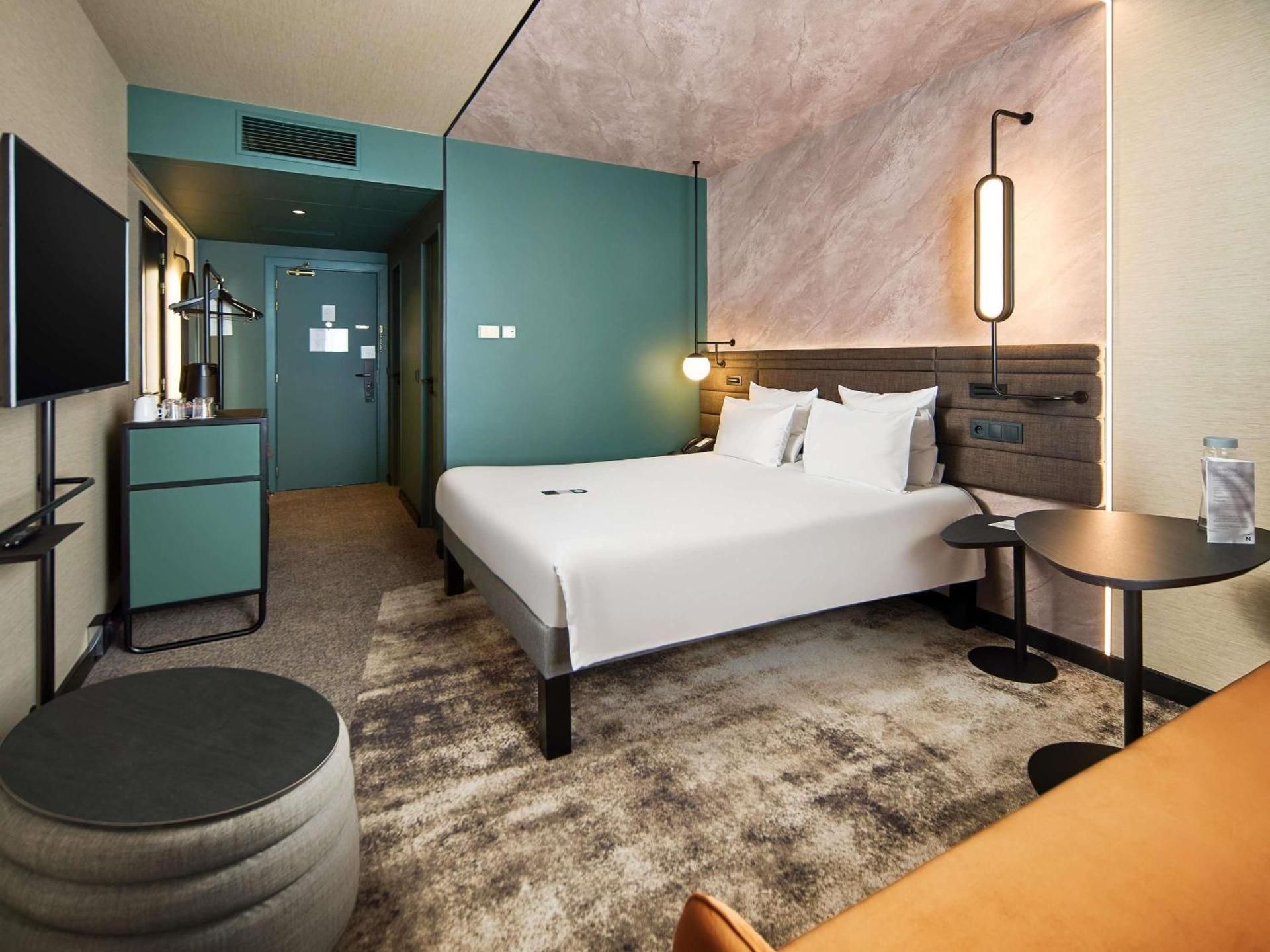 Superior room with 1 double bed and 1 sofa bed