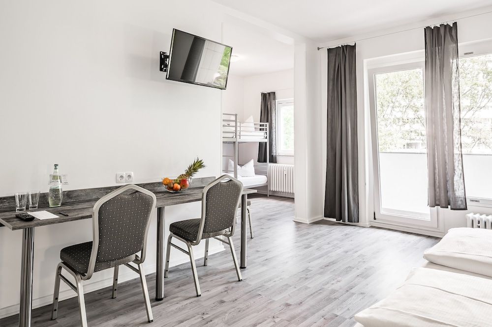 Alecsa Hotel am Olympiastadion Quadruple Room 3