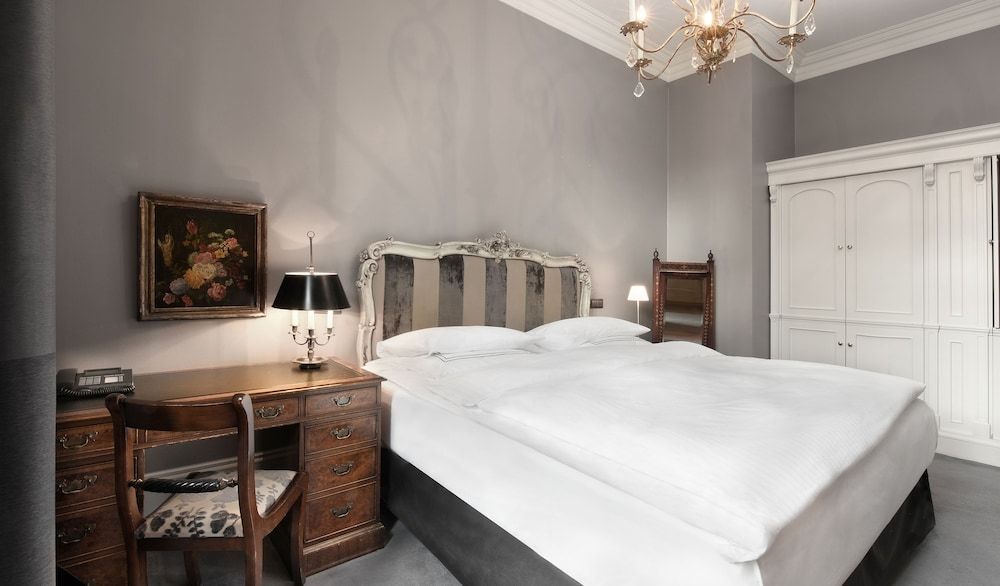 Schlosshotel Berlin Deluxe Room, 1 King Bed 3