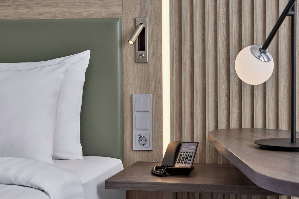 Courtyard by Marriott Berlin City Center Deluxe Room, 1 King Bed 4