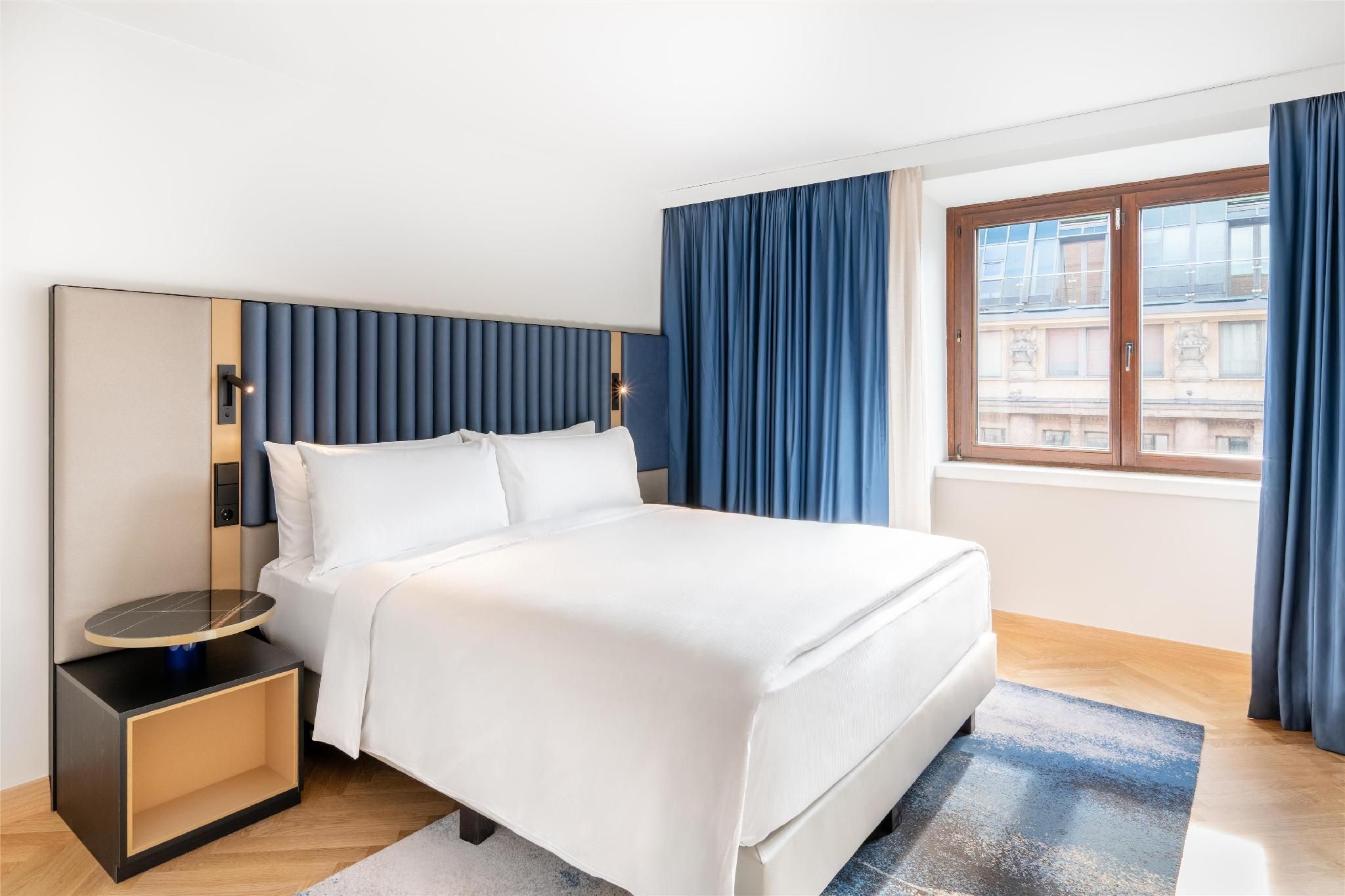 2 Bedroom Executive Suite - Lounge Access