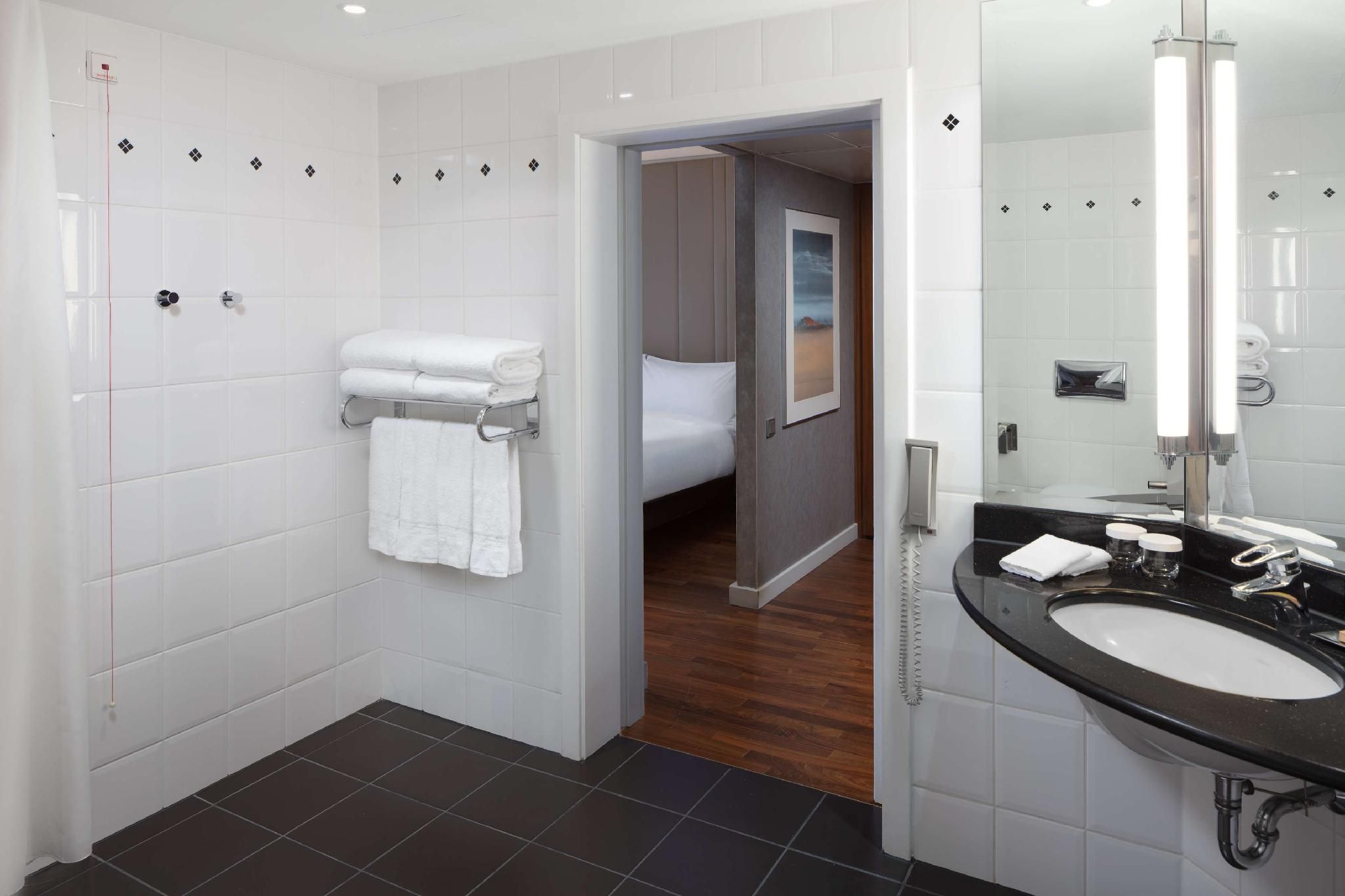 Hilton Berlin King Accessible Guest Room 2