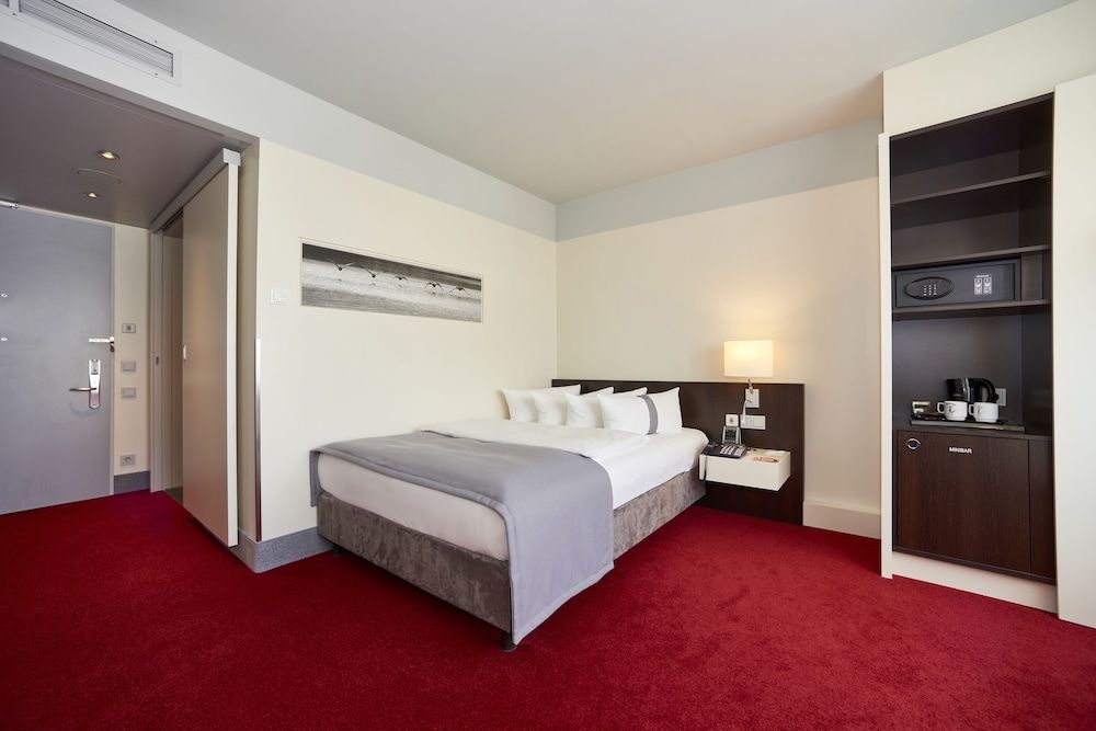 Standard Room, 1 King Bed