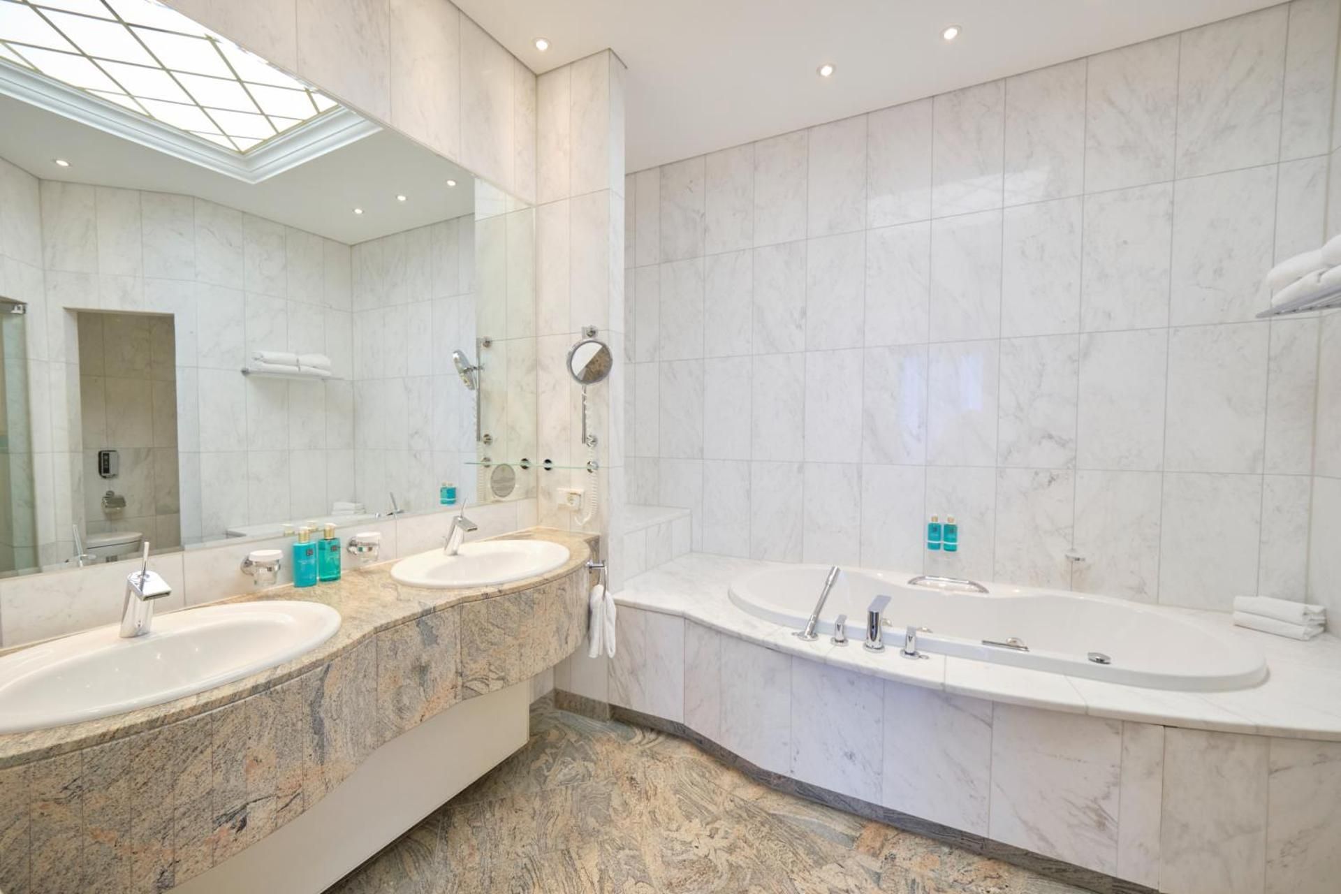 Park Suite with free Club Lounge Access