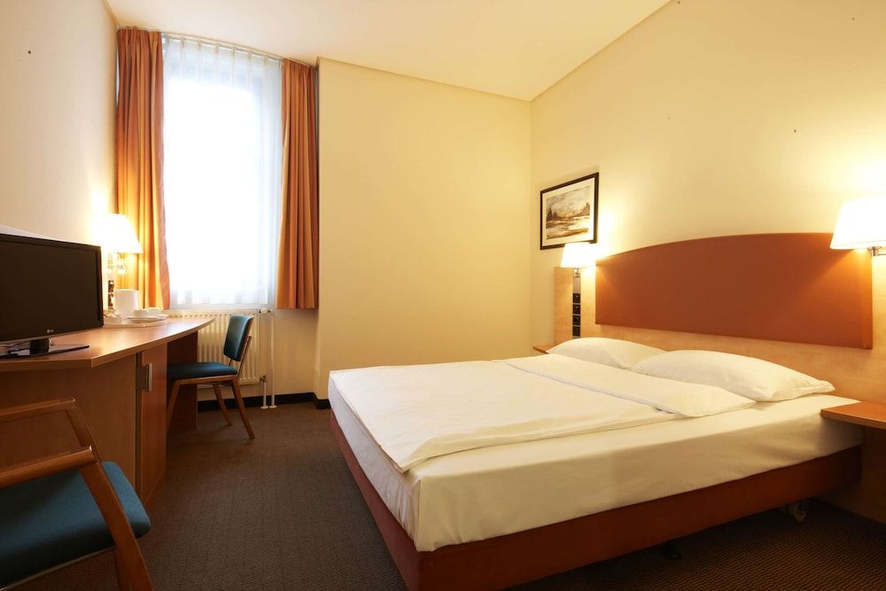 undefined IntercityHotel Berlin Ostbahnhof 4