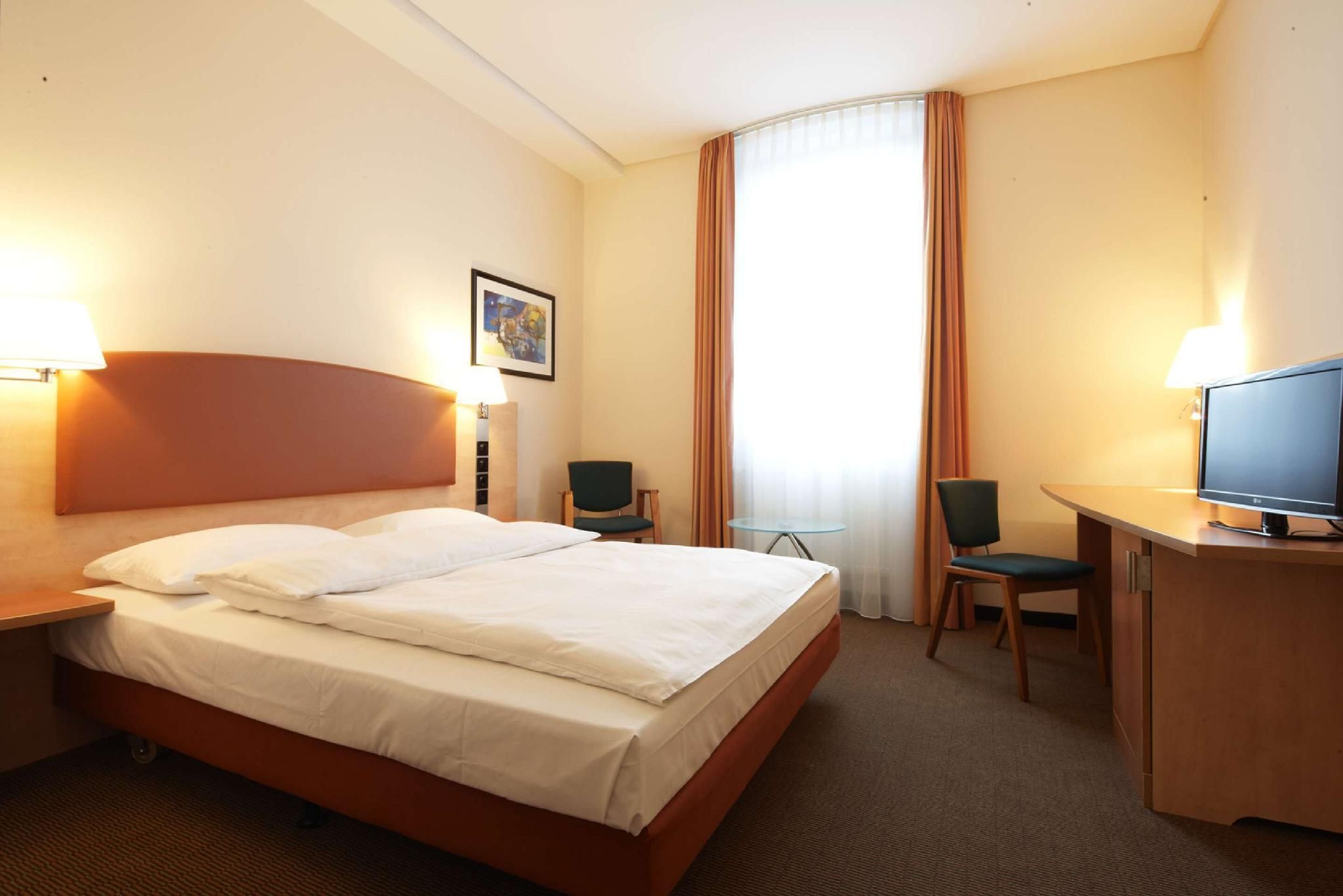 undefined IntercityHotel Berlin Ostbahnhof 8