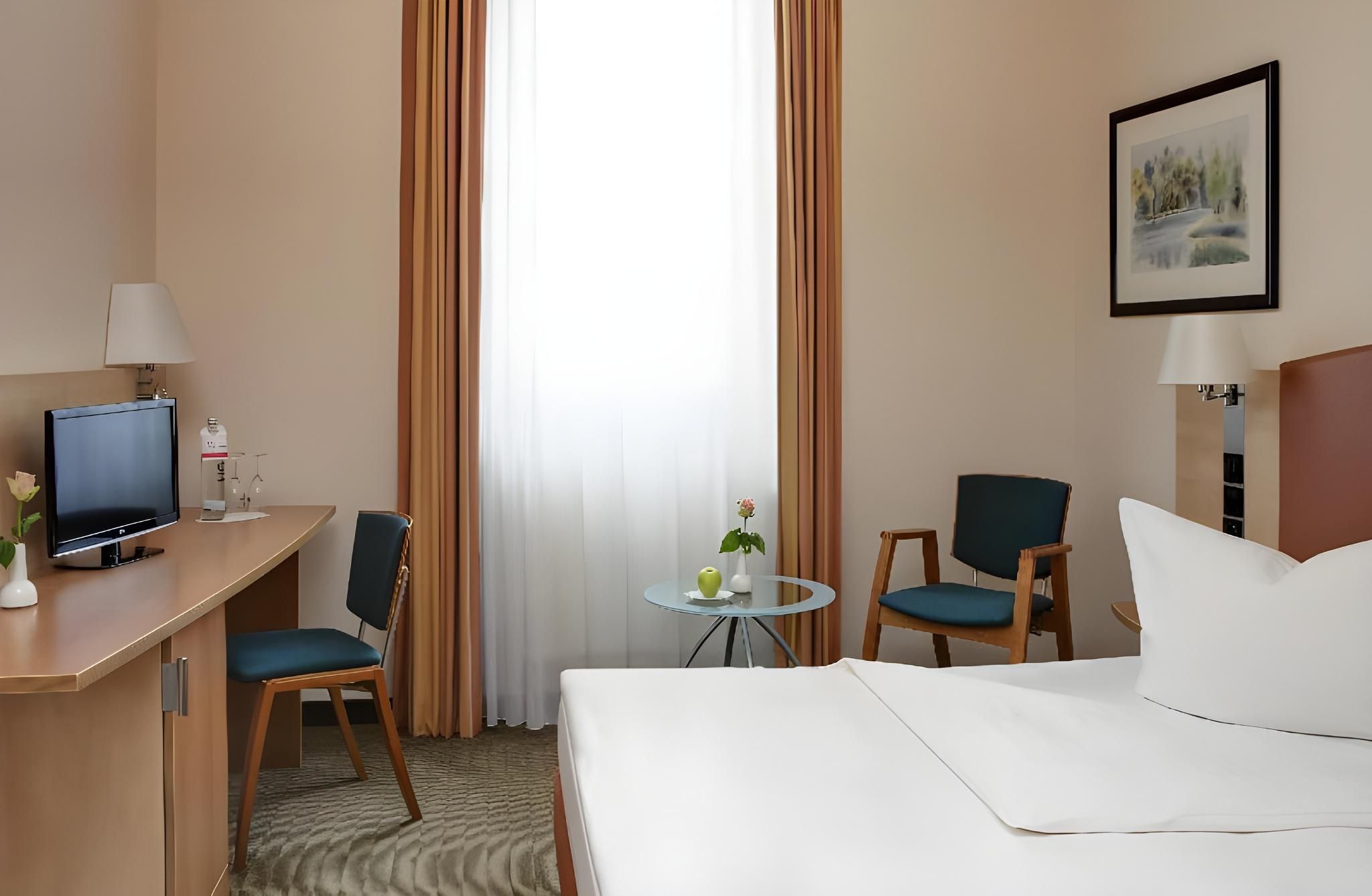 IntercityHotel Berlin Ostbahnhof Superior Double Room 4