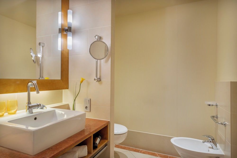 Melia Berlin Deluxe Room with City View 4