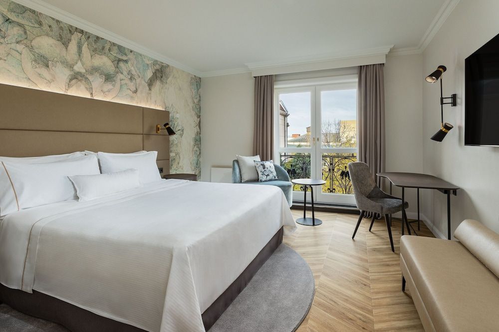 The Westin Grand Berlin Panoramic Room, 1 King Bed, City View 3