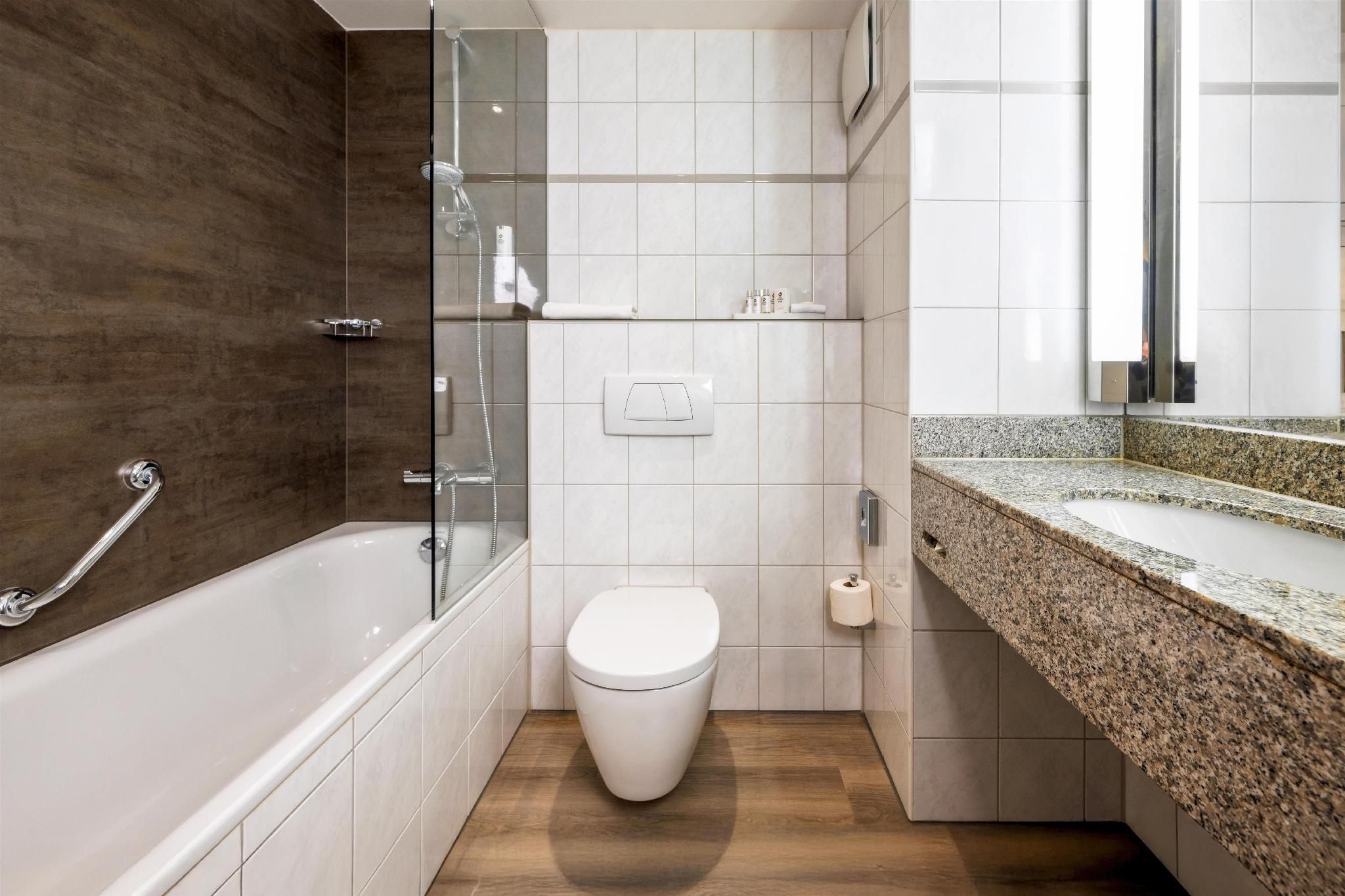 Best Western Plus Hotel Koeln City 1 Queen Bed, Standard Room, Sitting Corner, Floor To Ceiling Windows, Air Conditioning 3