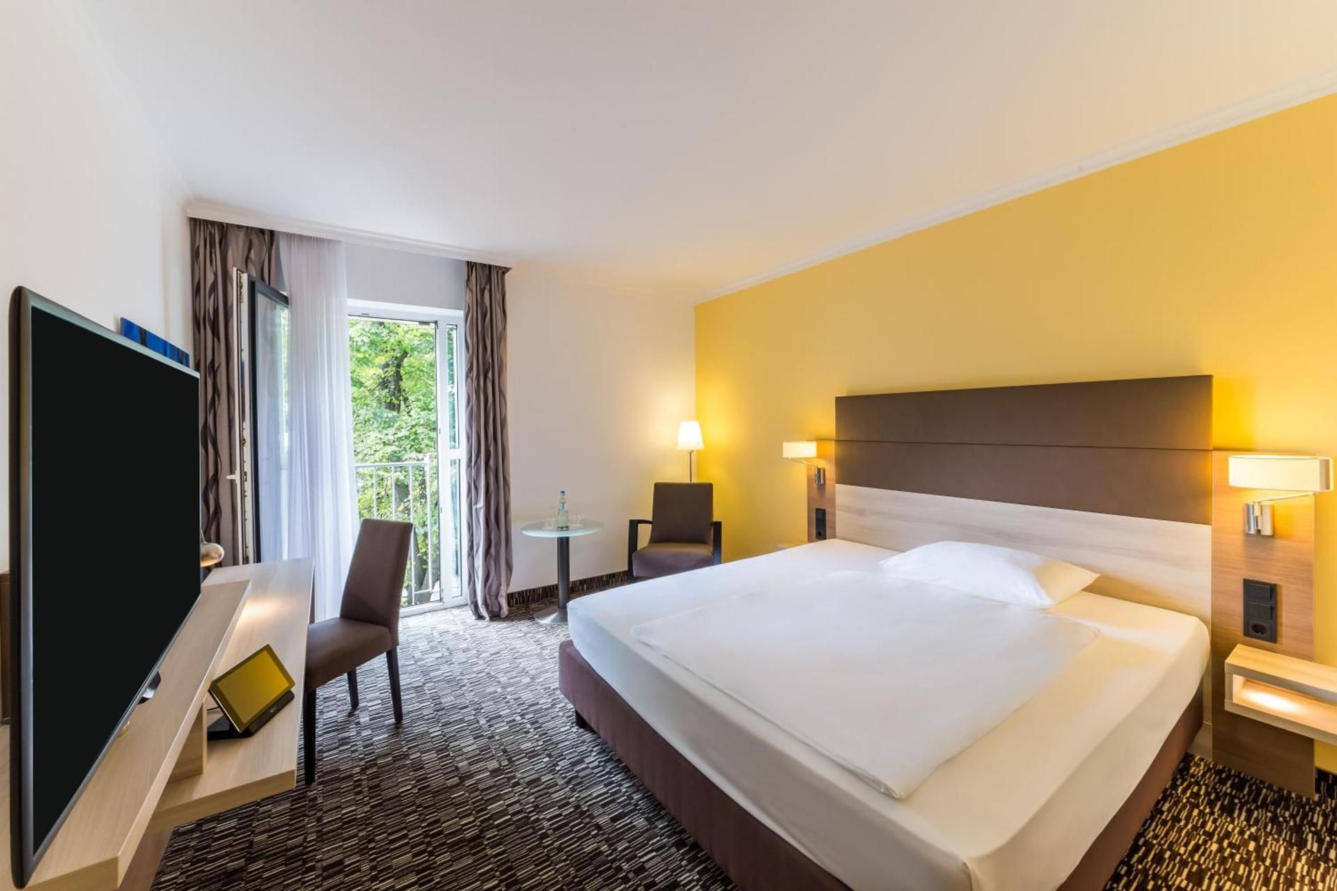 Best Western Plus Hotel Koeln City 1 Queen Bed, Standard Room, Sitting Corner, Floor To Ceiling Windows, Air Conditioning 2