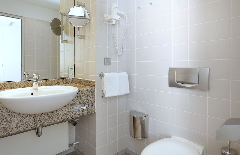 Lindner Hotel Dusseldorf Airport, part of JdV by Hyatt Deluxe Room, 2 Twin Beds 6