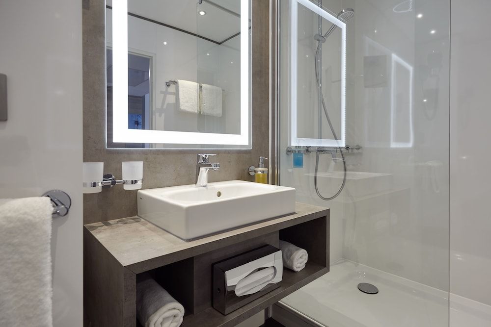 Lindner Hotel Dusseldorf Airport, part of JdV by Hyatt Deluxe Room, 2 Twin Beds 9