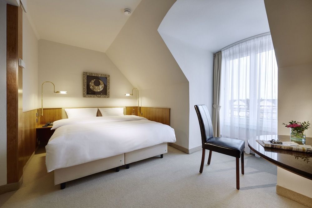 Lindner Hotel Dusseldorf Airport, part of JdV by Hyatt Room, 1 Queen Bed 2