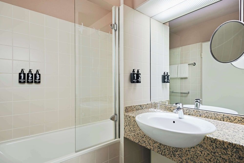 Lindner Hotel Dusseldorf Airport, part of JdV by Hyatt Deluxe Room, 2 Twin Beds 10