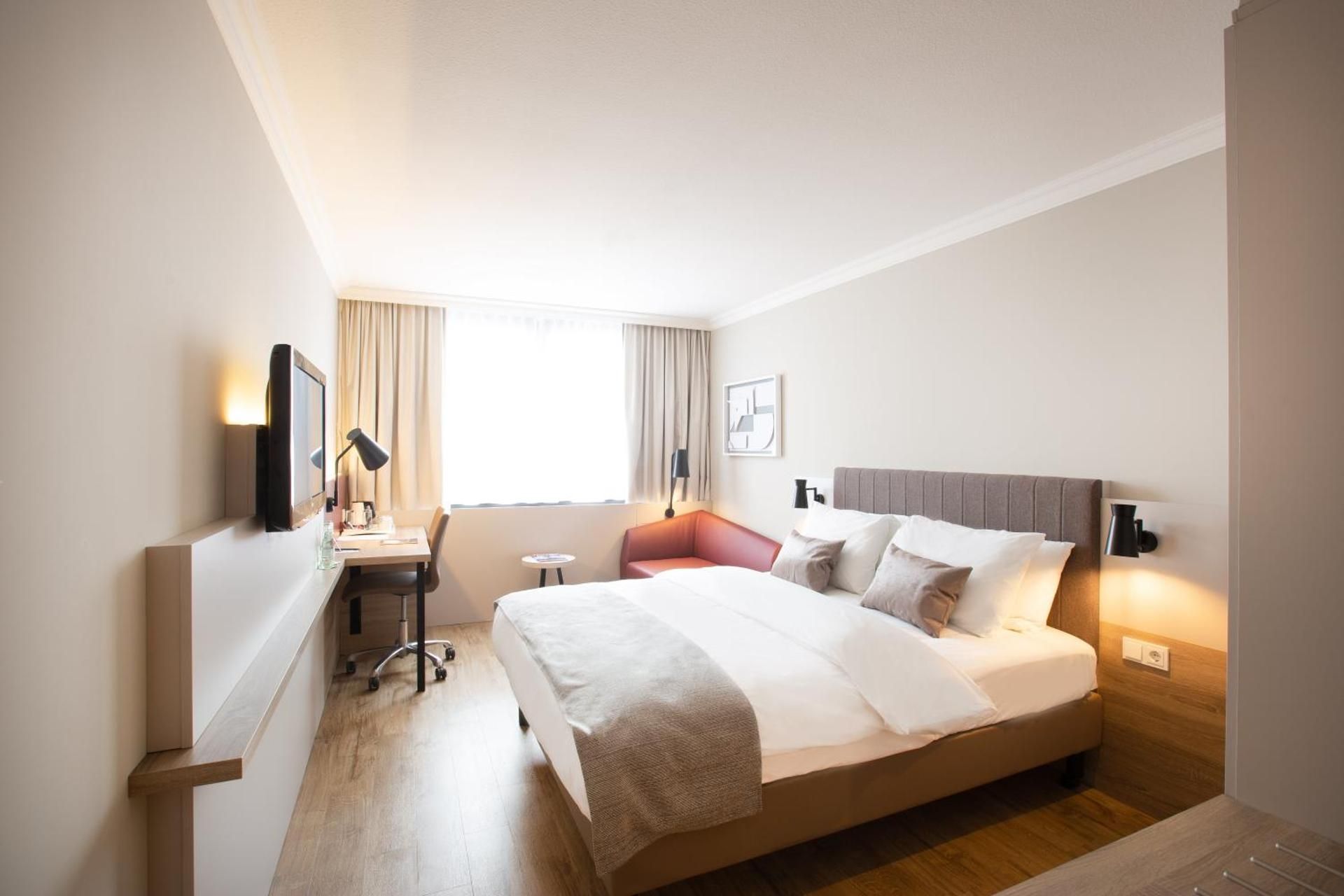 Crowne Plaza Frankfurt Congress Hotel by IHG 1 Queen Bed Standard Accessible